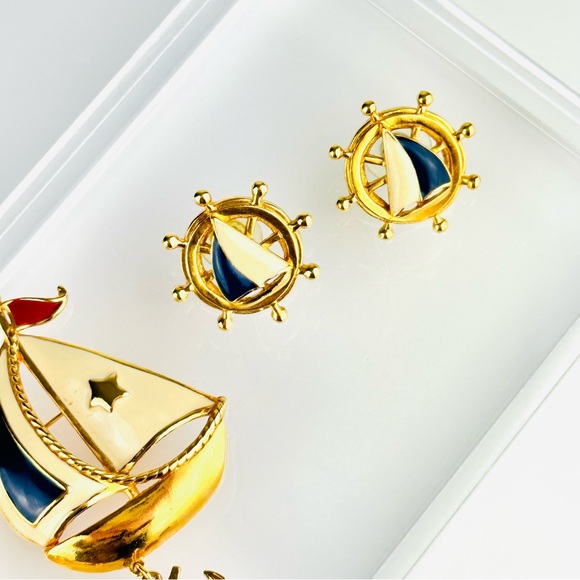 Vintage Avon Three Piece Nautical Sailboat Helm Enamel Brooch Earrings - Picture 9 of 13
